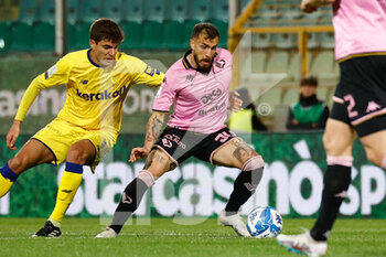 17/03/2023 - Nicola Valente (Palermo) and Fabio Ponsi (Modena) - PALERMO FC VS MODENA FC - SERIE B - CALCIO