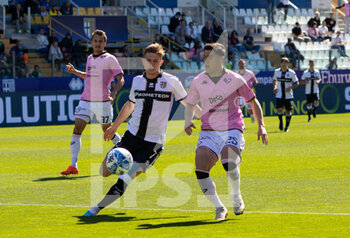 2023-04-01 - Alessio Buttaro(Palermo) and Adrian Benedyczak(Parma) - PARMA CALCIO VS PALERMO FC - ITALIAN SERIE B - SOCCER