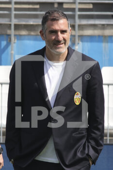 2023-04-10 - Cristiano Lucarelli Head Coach of Ternana Calcio during Brescia FC vs Ternana Calcio, 32° Serie BKT 2022-23 game at Mario Rigamonti stadium in Brescia, Italy, on April 10, 2023. - BRESCIA CALCIO VS TERNANA CALCIO - ITALIAN SERIE B - SOCCER