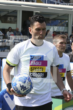 2023-04-10 - The Referee Manuel volpi with the t-.shirt against racism during Brescia FC vs Ternana Calcio, 32° Serie BKT 2022-23 game at Mario Rigamonti stadium in Brescia, Italy, on April 10, 2023. - BRESCIA CALCIO VS TERNANA CALCIO - ITALIAN SERIE B - SOCCER