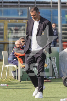 2023-04-10 - Cristiano Lucarelli Head Coach of Ternana Calcio expresses disappointment during Brescia FC vs Ternana Calcio, 32° Serie BKT 2022-23 game at Mario Rigamonti stadium in Brescia, Italy, on April 10, 2023. - BRESCIA CALCIO VS TERNANA CALCIO - ITALIAN SERIE B - SOCCER