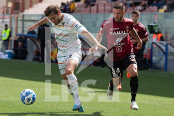 2023-04-10 - Liotti Daniele Reggina carries the ball  - REGGINA 1914 VS VENEZIA FC - ITALIAN SERIE B - SOCCER