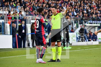 2023-04-15 - Antoine Makoumbou of Cagliari Calcio, Manuel Volpi, Arbitro, Referee - CAGLIARI CALCIO VS FROSINONE CALCIO - ITALIAN SERIE B - SOCCER