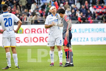 2023-04-15 - Fabio Lucioni of Frosinone Calcio, Gianluca Lapadula of Cagliari Calcio - CAGLIARI CALCIO VS FROSINONE CALCIO - ITALIAN SERIE B - SOCCER