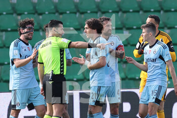 2023-04-16 - Emanuele Zuelli (Pisa) claim with Referee Miele Giampiero - TERNANA CALCIO VS AC PISA - ITALIAN SERIE B - SOCCER