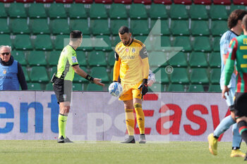 2023-04-16 - the referee returns the ball to Nicolas Andreade (Pisa) - TERNANA CALCIO VS AC PISA - ITALIAN SERIE B - SOCCER