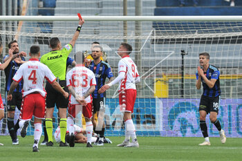 2023-04-23 - The referee Andrea Colombo shows red card to Adam Nagy (Pisa) - AC PISA VS SSC BARI - ITALIAN SERIE B - SOCCER