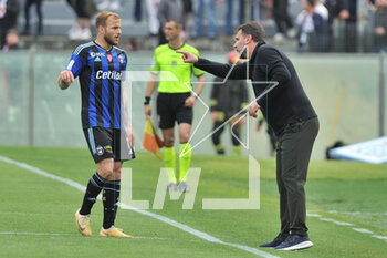 2023-04-23 - Head coach of Pisa Luca D'Angelo gives instrucions to Giuseppe Sibilli (Pisa) after Adam Nagy red card - AC PISA VS SSC BARI - ITALIAN SERIE B - SOCCER