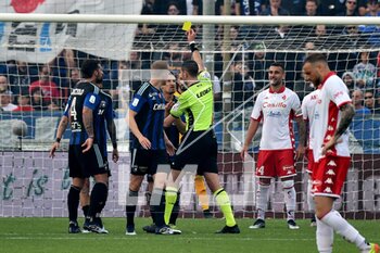 2023-04-23 - The referee Andrea Colombo shows yellow card to Gaetano Masucci (Pisa) - AC PISA VS SSC BARI - ITALIAN SERIE B - SOCCER