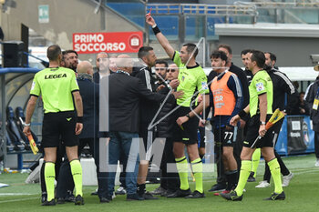 2023-04-23 - The referee Andrea Colombo shows red card to Antonio Caracciolo (Pisa) - AC PISA VS SSC BARI - ITALIAN SERIE B - SOCCER