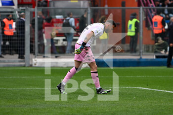 2023-05-01 - Palermo’s Mirko Pigliacelli shows his disappointment after goal from freekick during the Italian Serie BKT soccer match Como 1907 vs Palermo FC at the Comunale G. Sinigaglia stadium in Como, Italy, 1st of May 2023 - COMO 1907 VS PALERMO FC - ITALIAN SERIE B - SOCCER