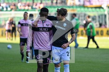 2023-05-06 - Palermo’s Jérémie Broh and Spal’s Patryk Peda during warmup during the Italian Serie BKT soccer match Palermo FC vs. SPAL at the Renzo Barbera stadium in Palermo, Italy, 6th of May 2023 - PALERMO FC VS SPAL - ITALIAN SERIE B - SOCCER