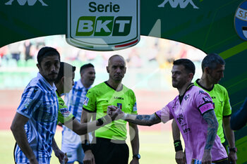 2023-05-06 - Palermo’s Matteo Brunori and Spal’s Biagio Meccariello with Arbitration Terna under the BKT Series alignment arc   - PALERMO FC VS SPAL - ITALIAN SERIE B - SOCCER