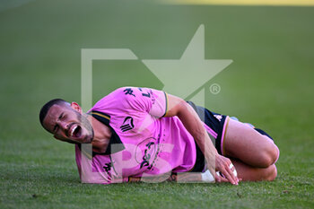 2023-05-06 - Palermo’s Gennaro Tutino in pain after clash during the Italian Serie BKT soccer match Palermo FC vs. SPAL at the Renzo Barbera stadium in Palermo, Italy, 6th of May 2023 - PALERMO FC VS SPAL - ITALIAN SERIE B - SOCCER