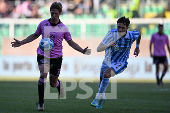 2023-05-06 - Palermo’s Luca Vido and Spal’s Patryk Peda during the Italian Serie BKT soccer match Palermo FC vs. SPAL at the Renzo Barbera stadium in Palermo, Italy, 6th of May 2023 - PALERMO FC VS SPAL - ITALIAN SERIE B - SOCCER
