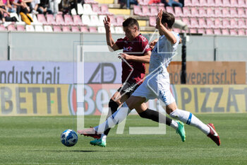 2023-05-06 - Pierozzi Niccolo Reggina carries the ball - REGGINA 1914 VS COMO 1907 - ITALIAN SERIE B - SOCCER