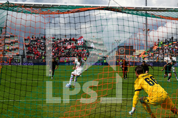 2023-05-13 - Perugia’s Tiago Casasola shooting a free kick and score 2nd goal during the Italian Serie BKT soccer match Venezia FC vs. Perugia at the Pier Luigi Penzo stadium in Venice, Italy, 13th of May 2023 - VENEZIA FC VS AC PERUGIA - ITALIAN SERIE B - SOCCER
