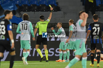 2023-05-19 - The referee Giacomo Camplone shows yellow card to Ioannis Fetfatzidis (Spal) - AC PISA VS SPAL - ITALIAN SERIE B - SOCCER