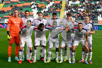 2023-02-25 - Cagliari Calcio  for team photo lined up - VENEZIA FC VS CAGLIARI CALCIO - ITALIAN SERIE B - SOCCER
