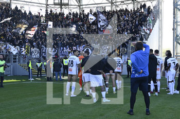 2023-04-10 - Ascoli Calcio Team greets the fans during the 32th day of the Serie B Championship between Frosinone Calcio vs Ascoli Calcio 1898 FC on April 10, 2023 at the Stadio Benito Stirpe in Frosinone, Italy. - FROSINONE CALCIO VS ASCOLI CALCIO - ITALIAN SERIE B - SOCCER
