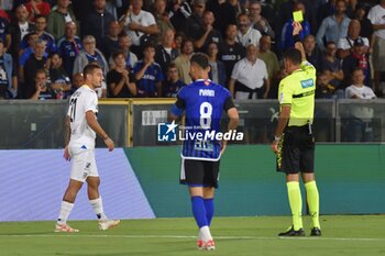 2023-08-29 - The referee Manuel Volpi shows yellow card to Anthony Partipilo (Parma) - PISA SC VS PARMA CALCIO - ITALIAN SERIE B - SOCCER