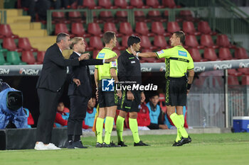 2023-08-30 - The Coach Cristiano Lucarelli (Ternana) complain to the referee Manganiello - TERNANA CALCIO VS US CREMONESE - ITALIAN SERIE B - SOCCER