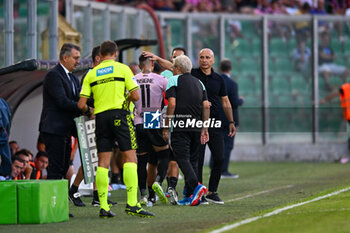 2023-09-02 - Eugenio Corini head coach of Palermo F.C. consoles Palermo F.C.’s Roberto Insigne after his injury during the Italian Serie BKT soccer match SSC Palermo F.C. vs. Feralpisalo at the Renzo Barbera Stadium, Palermo, Italy, 2nd of September 2023 - PALERMO FC VS FERALPISALò - ITALIAN SERIE B - SOCCER