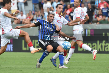 2023-09-16 - Miguel Luis Pinto Veloso (Pisa) and Raffaele Maiello (Bari) fight for the ball - PISA SC VS SSC BARI - ITALIAN SERIE B - SOCCER
