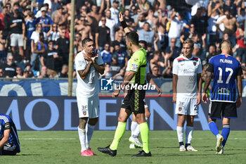 2023-09-30 - The referee Daniele Rutella shows yellow card to Francesco Forte (Cosenza) - PISA SC VS COSENZA CALCIO - ITALIAN SERIE B - SOCCER