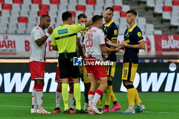2023-10-21 - Players of SSC Bari protests with the Referee Manuel Volpi of Arezzo - SSC BARI VS MODENA FC - ITALIAN SERIE B - SOCCER