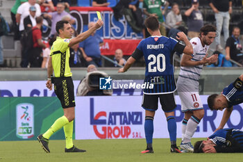 2023-10-21 - The referee Juan Luca Sacchi shows yellow card to Filippo Maria Pittarello (Cittadella) - PISA SC VS AS CITTADELLA - ITALIAN SERIE B - SOCCER