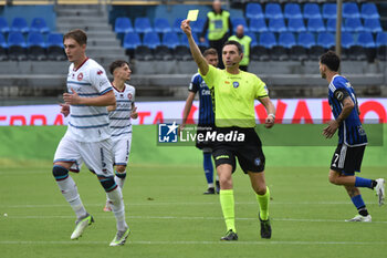 2023-10-21 - The referee Juan Luca Sacchi shows yellow card to Matteo Angeli (Cittadella) - PISA SC VS AS CITTADELLA - ITALIAN SERIE B - SOCCER