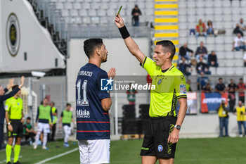 2023-10-28 - Referee Daniele Minelli shoews yellow card to Tommaso D'Orazio (Cosenza) - SPEZIA CALCIO VS COSENZA CALCIO - ITALIAN SERIE B - SOCCER