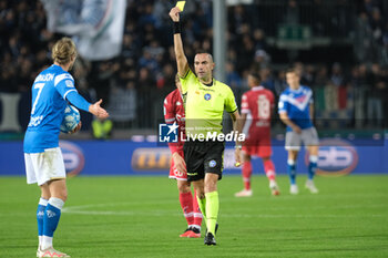 2023-10-29 - Referee of the match Marco Guida extract the yellow card during the Italian Serie B soccer championship match between Brescia Calcio and SSC Bari at Mario Rigamonti Stadium on October 29, 2023, Brixia, Italy. - BRESCIA CALCIO VS SSC BARI - ITALIAN SERIE B - SOCCER