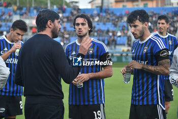 2023-11-04 - Head coach of Pisa Alberto Aquilani gives instructions to Tomas Esteves and Lisandru Tramoni - PISA SC VS COMO 1907 - ITALIAN SERIE B - SOCCER