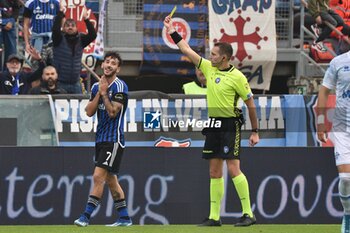 2023-11-04 - The referee Matteo Marcenaro shows yellow card to Lisandru Tramoni (Pisa) - PISA SC VS COMO 1907 - ITALIAN SERIE B - SOCCER