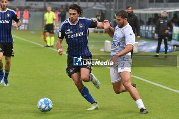 2023-11-04 - Tomas Esteves (Pisa) and Moutir Chajia (Como) fight for the ball - PISA SC VS COMO 1907 - ITALIAN SERIE B - SOCCER