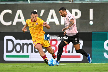 2023-11-12 - Roberto Insigne (Palermo F.C.) in action against 24 Lorenzo Carissoni (A.S. Cittadella) during the Italian Serie BKT match between Palermo F.C. vs Cittadella on 2th November 2023 at the Renzo Barbera stadium in Palermo, Italy - PALERMO FC VS AS CITTADELLA - ITALIAN SERIE B - SOCCER