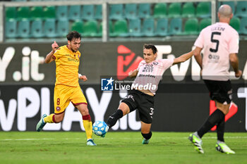 2023-11-12 - Ales Matějů (Palermo F.C.) in action against Francesco Amatucci (A.S. Cittadella) during the Italian Serie BKT match between Palermo F.C. vs Cittadella on 2th November 2023 at the Renzo Barbera stadium in Palermo, Italy - PALERMO FC VS AS CITTADELLA - ITALIAN SERIE B - SOCCER