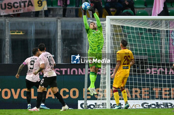 2023-11-12 - Elhan Kastrati (A.S. Cittadella) saves the ball during the Italian Serie BKT match between Palermo F.C. vs Cittadella on 2th November 2023 at the Renzo Barbera stadium in Palermo, Italy - PALERMO FC VS AS CITTADELLA - ITALIAN SERIE B - SOCCER