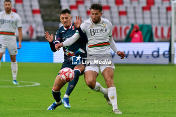 2023-11-25 - Marco Nasti of SSC Bari and Marin Sverko of Venezia FC - SSC BARI VS VENEZIA FC - ITALIAN SERIE B - SOCCER