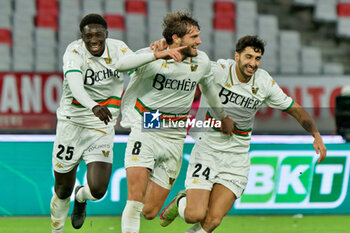 2023-11-25 - Tanner Tessmann of Venezia FC celebrates after scoring a goal with Ali Dembele of Venezia FC and Nunzio Lella of Venezia FC - SSC BARI VS VENEZIA FC - ITALIAN SERIE B - SOCCER