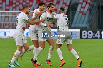 2023-11-25 - Tanner Tessmann of Venezia FC celebrates after scoring a goal with teammates - SSC BARI VS VENEZIA FC - ITALIAN SERIE B - SOCCER