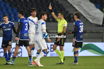 2023-11-25 - The referee Marco Monaldi shows yellow card to Gennaro Borrelli (Brescia) - PISA SC VS BRESCIA CALCIO - ITALIAN SERIE B - SOCCER