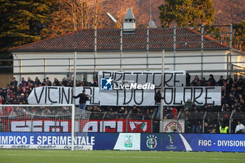 2023-12-03 - Fans of Bari exposes a banner for director Giorgio Perinetti during the Serie BKT match between Lecco and Bari at Stadio Mario Rigamonti-Mario Ceppi on December 3, 2023 in Lecco, Italy. - LECCO 1912 VS SSC BARI - ITALIAN SERIE B - SOCCER