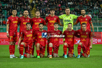 2023-12-01 - U.S. Catanzaro for team photo lined up during the Italian Serie BKT match between Palermo F.C. vs. U.S. Catanzaro on 1st December 2023 at the Renzo Barbera Stadium in Palermo, Italy - PALERMO FC VS US CATANZARO - ITALIAN SERIE B - SOCCER