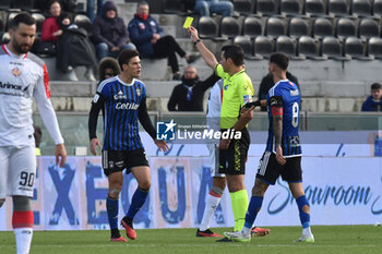 2023-12-02 - The referee Ivano Pezzuto shows yellow card to Pietro Beruatto (Pisa) - PISA SC VS US CREMONESE - ITALIAN SERIE B - SOCCER