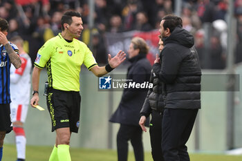 2023-12-02 - The referee Ivano Pezzuto talks to Head coach of Pisa Alberto Aquilani - PISA SC VS US CREMONESE - ITALIAN SERIE B - SOCCER