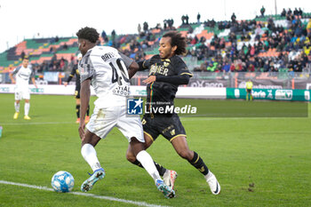 2023-12-02 - Brian Bayeye (Ascoli) in action against Gianluca Busio (Venezia) - VENEZIA FC VS ASCOLI CALCIO - ITALIAN SERIE B - SOCCER