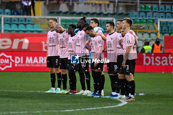 2023-12-16 - Palermo F.C. alined up for a minute of recollection to honor the passing of Enrico Cannata during the Italian Serie BKT match between Palermo F.C. vs. Pisa U.S. 1909 at the Renzo Barbera Stadium in Palermo, Italy - PALERMO FC VS AC PISA - ITALIAN SERIE B - SOCCER